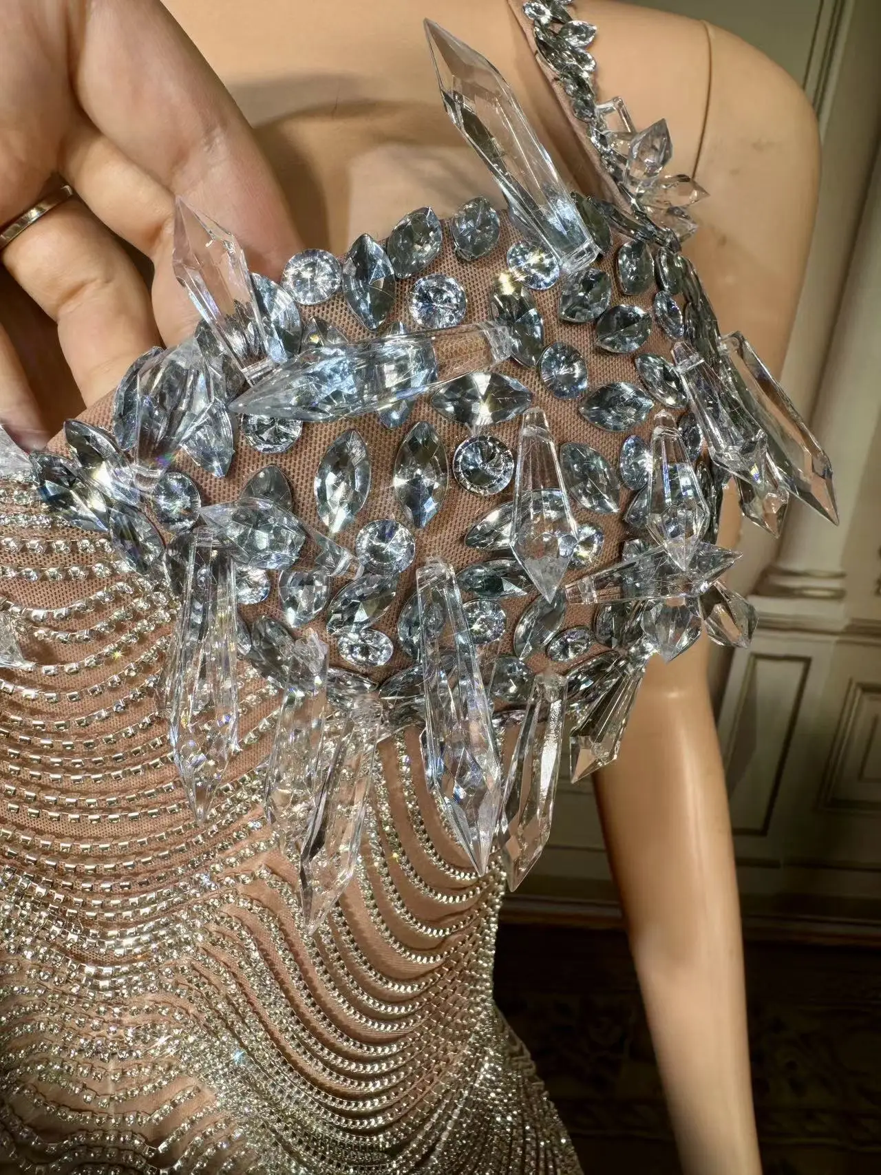 Длинное прозрачное Серебряное платье с кристаллами