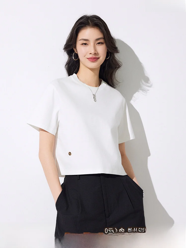 Маленькая хлопковая коробочка с золотыми пуговицами на плечах и круглым вырезом