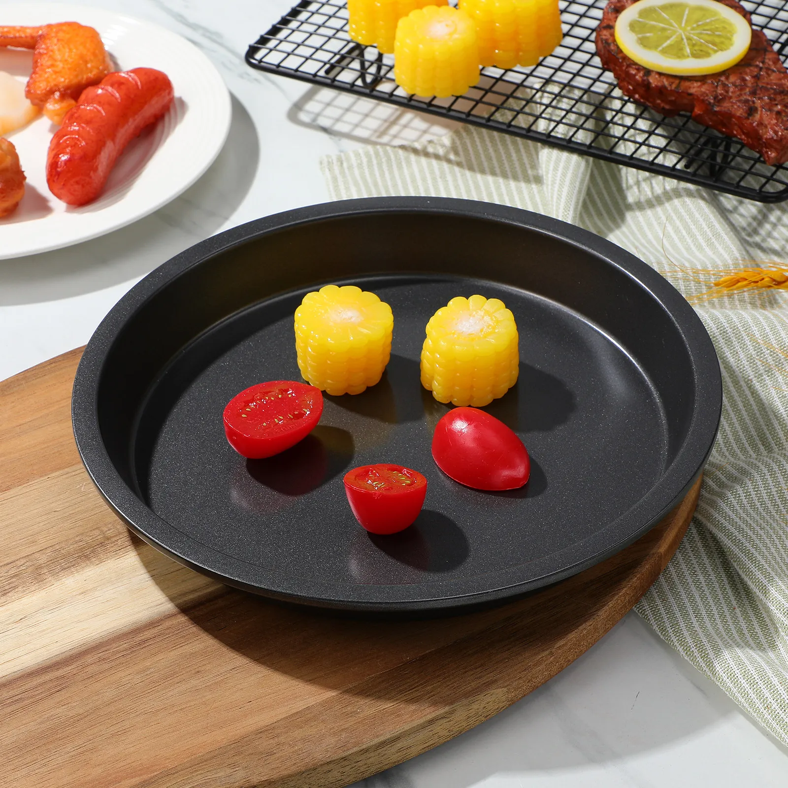 Фото Круглая форма для пиццы из углеродистой стали с антипригарным покрытием, прочная, для выпечки пиццы, тортов, сэндвичей, стейков, сосисок, для ежедневного использования №3