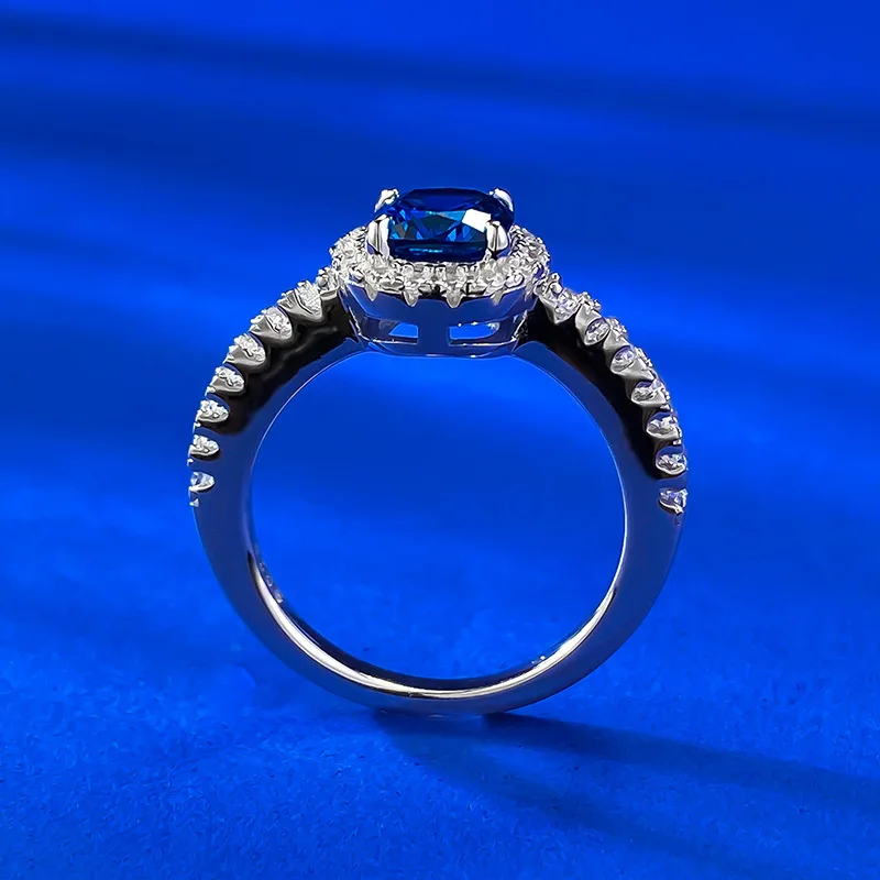 Женское кольцо из серебра 100% пробы с бриллиантами 6 х6 мм