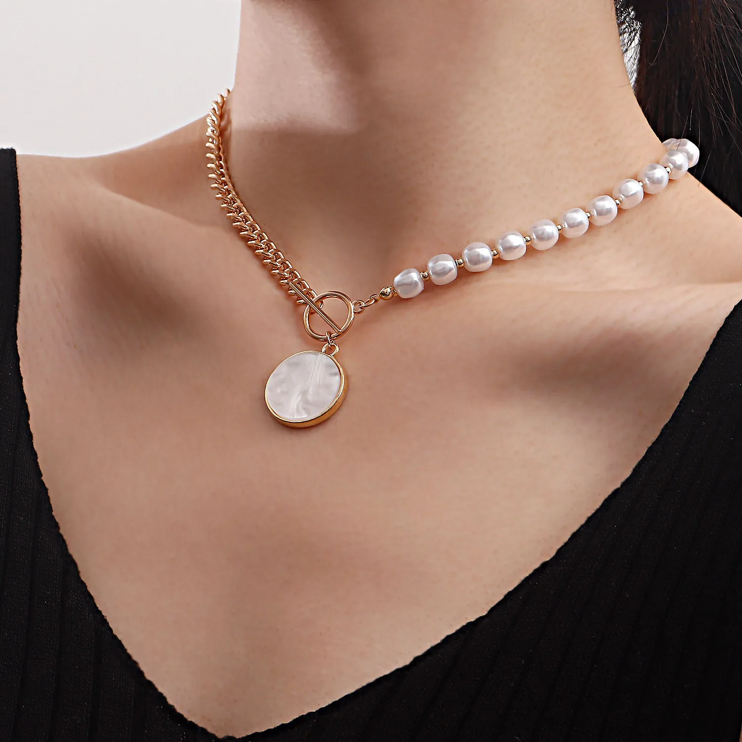 

2022 Gold Color Simulated Pearl Beads Geometric Round Pendant Necklace Choker