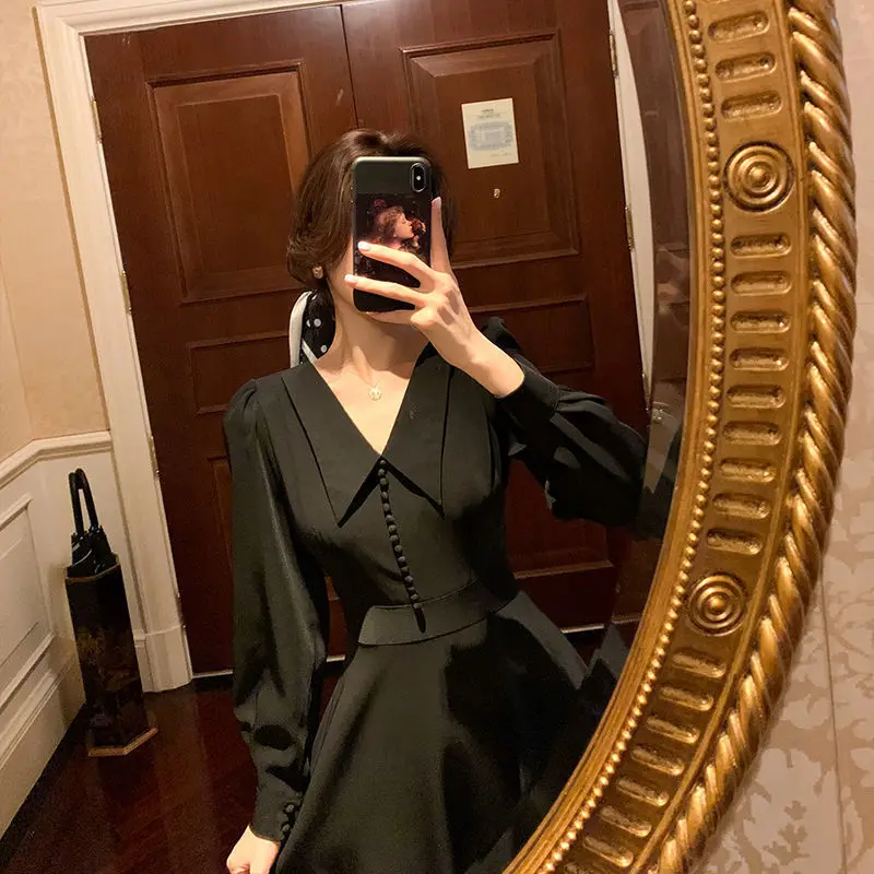 

French Retro New Style Temperament Long Sleeved V-neck Close Waist Thin Hepburn Style Small Black Dress Party One-piece Dress