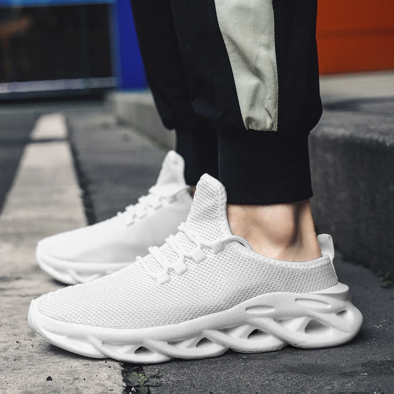 Кроссовки мужские сетчатые для прогулок удобные летние тапки Модная легкая