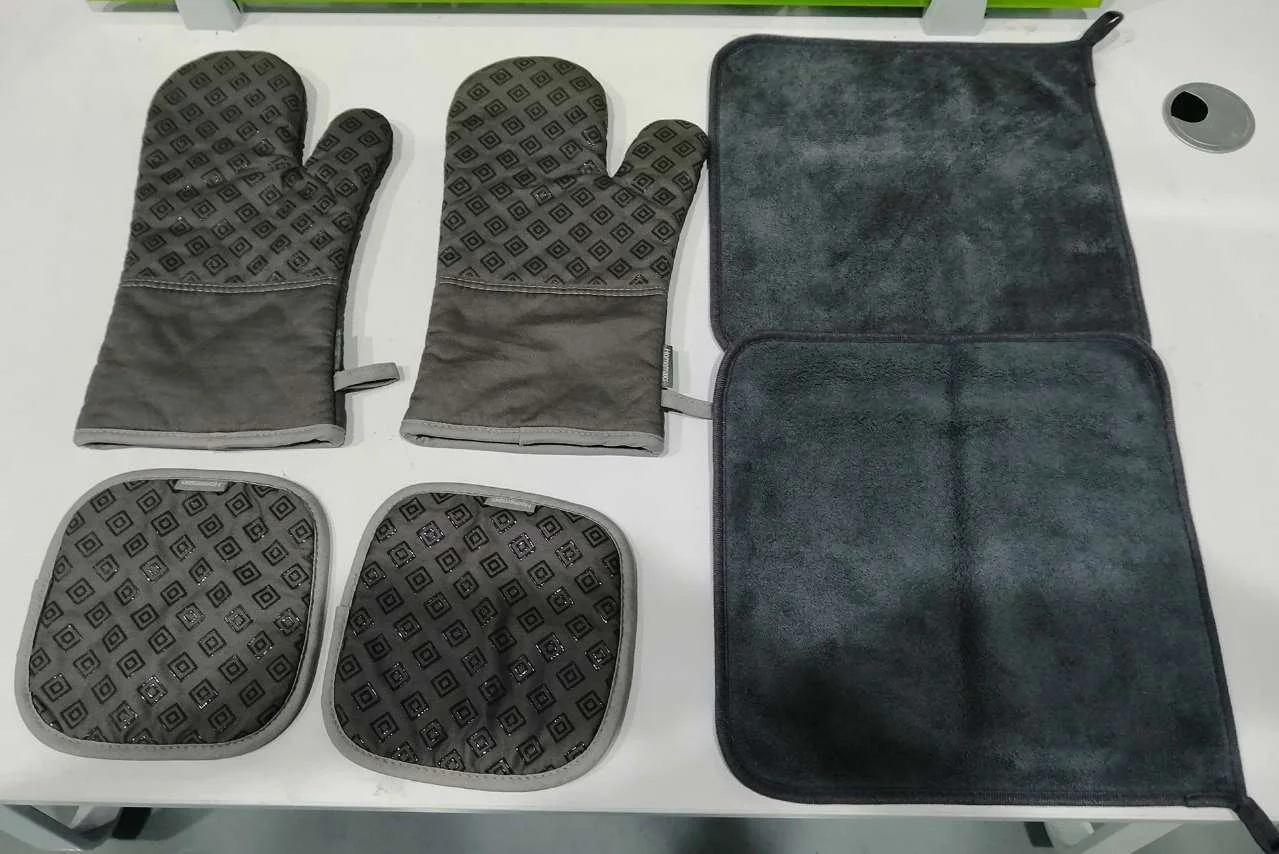 

Homemaxs 2PCS Oven Mitts with 2PCS Heat Resistant Pot Holder Pad Protective Oven Gloves (Gray)