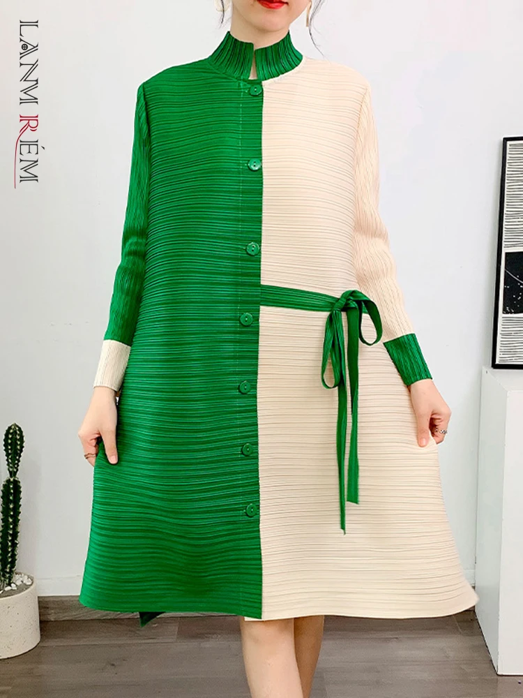 LANMREM контрастного цвета плиссированное платье с поясом воротник-стойка длинные