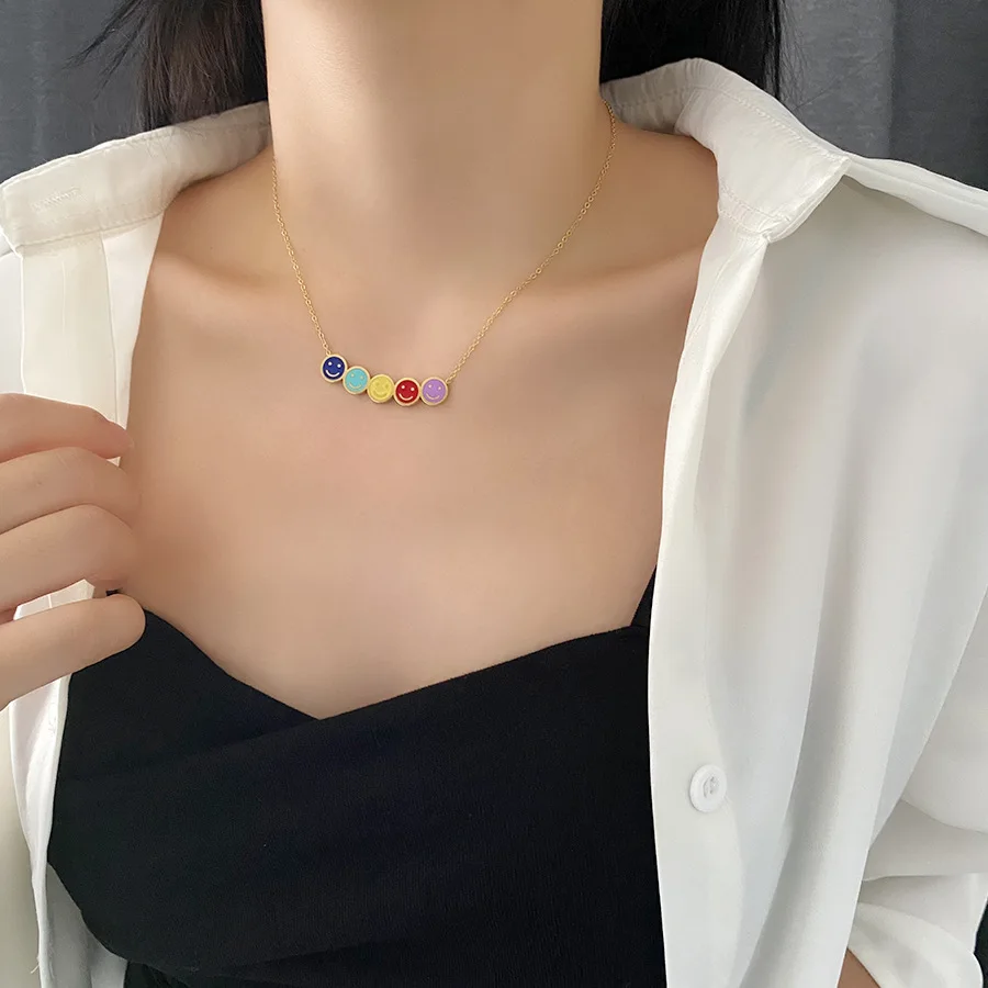 

DEAR-LIFE Simple Color Mini Smiley Necklace Exquisite Titanium Steel Clavicle Chain Fading Accessories