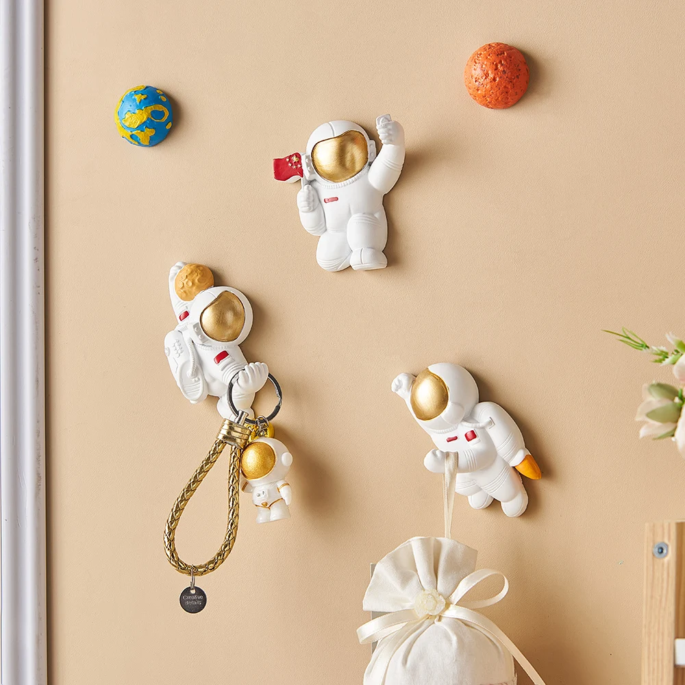

Настенное украшение в скандинавском стиле, брелок для ключей с мультяшным астронавтом, аксессуары для подростков и мальчиков, креативное н...