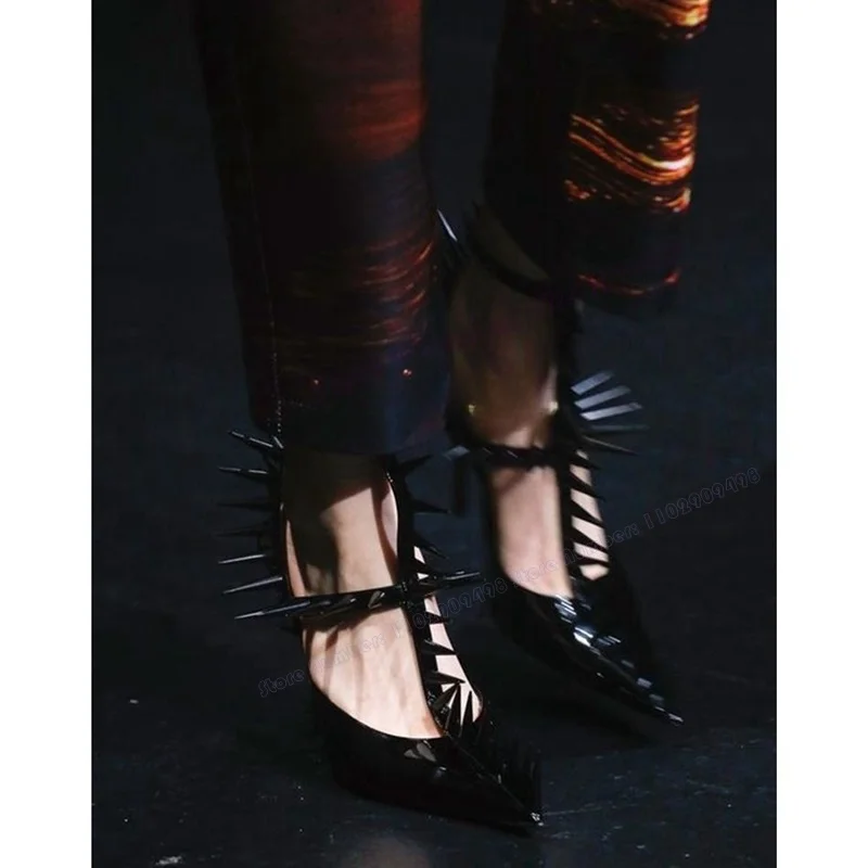 

Женские туфли из лакированной кожи, черные туфли-лодочки с заклепками и ремешком сзади, с острым носком, на тонком высоком каблуке, сексуальная обувь, 2023
