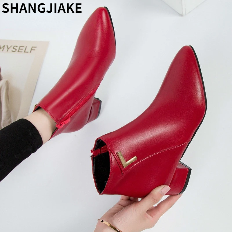 

Женские кожаные ботинки на низком каблуке, черные или красные повседневные ботильоны с острым носком, на резиновой подошве, обувь для весны,...