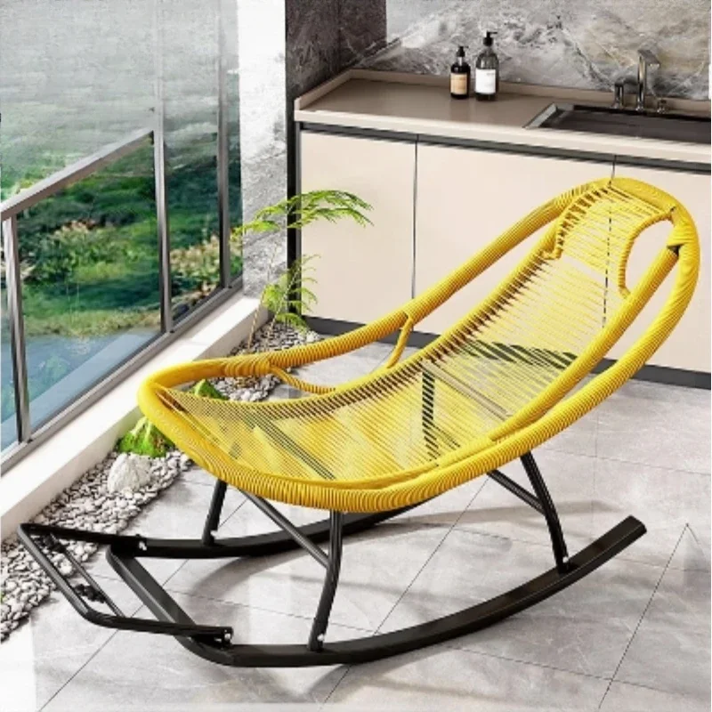 Уличное кресло-качалка из ротанга скандинавское для балкона гостиной спальни