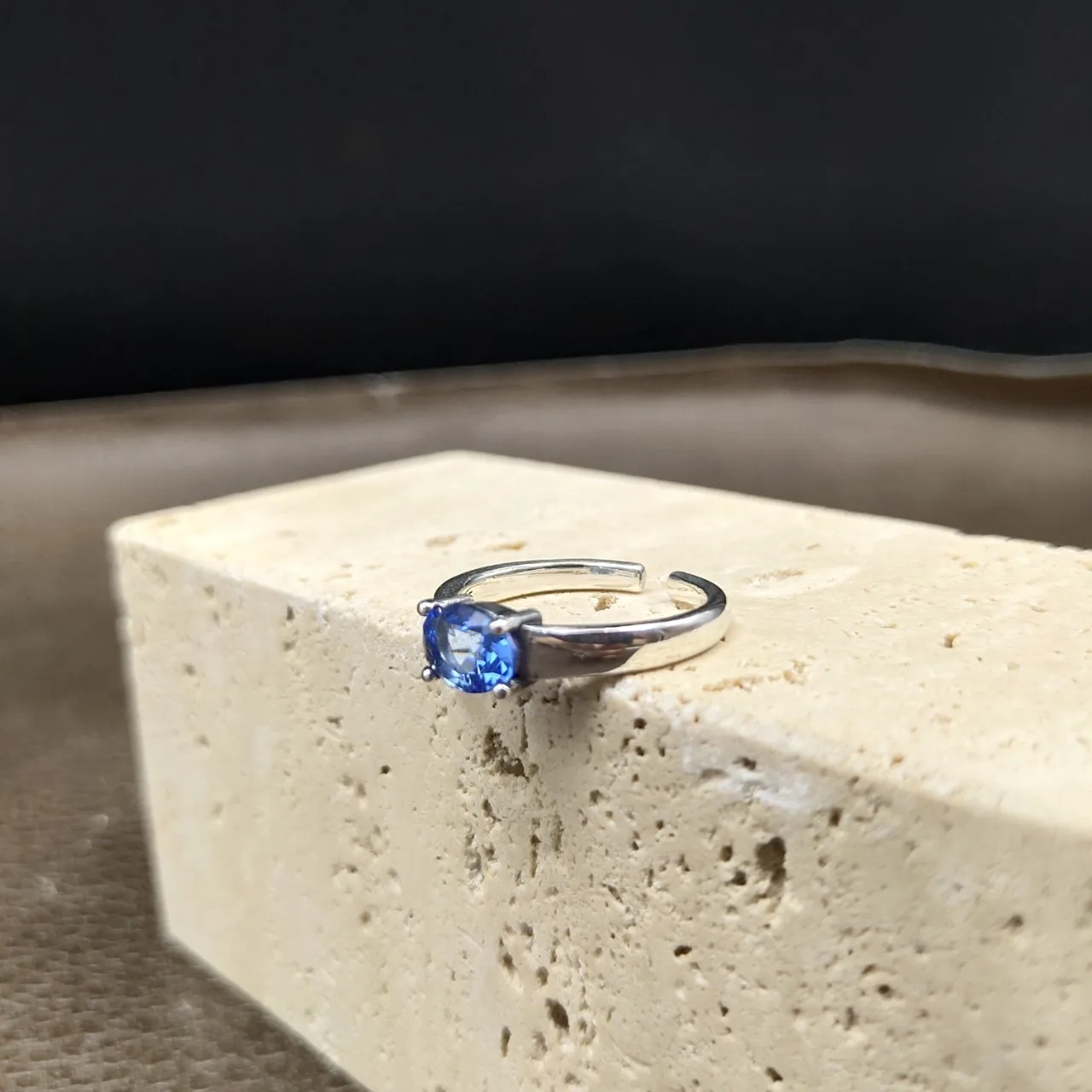 

Новая Европейская и американская мода, простой Гладкий кольцевой наконечник с инкрустацией, кольцо с искусственным топазом