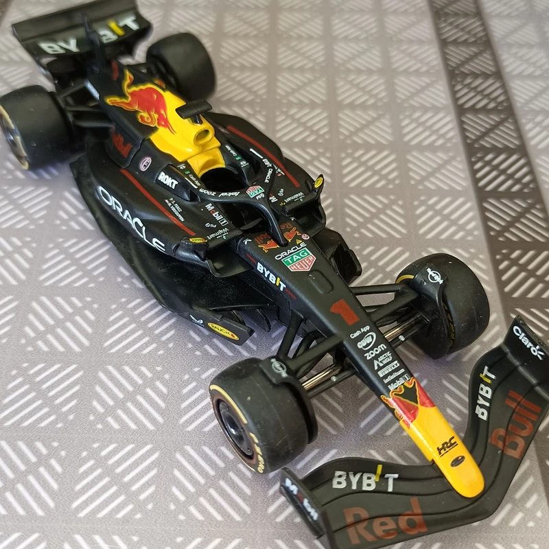 Фото Модель гоночного автомобиля Формулы-1 Red Bull RB19 в масштабе 1:43: высокая детализация, тонкая работа, отличное качество. №2