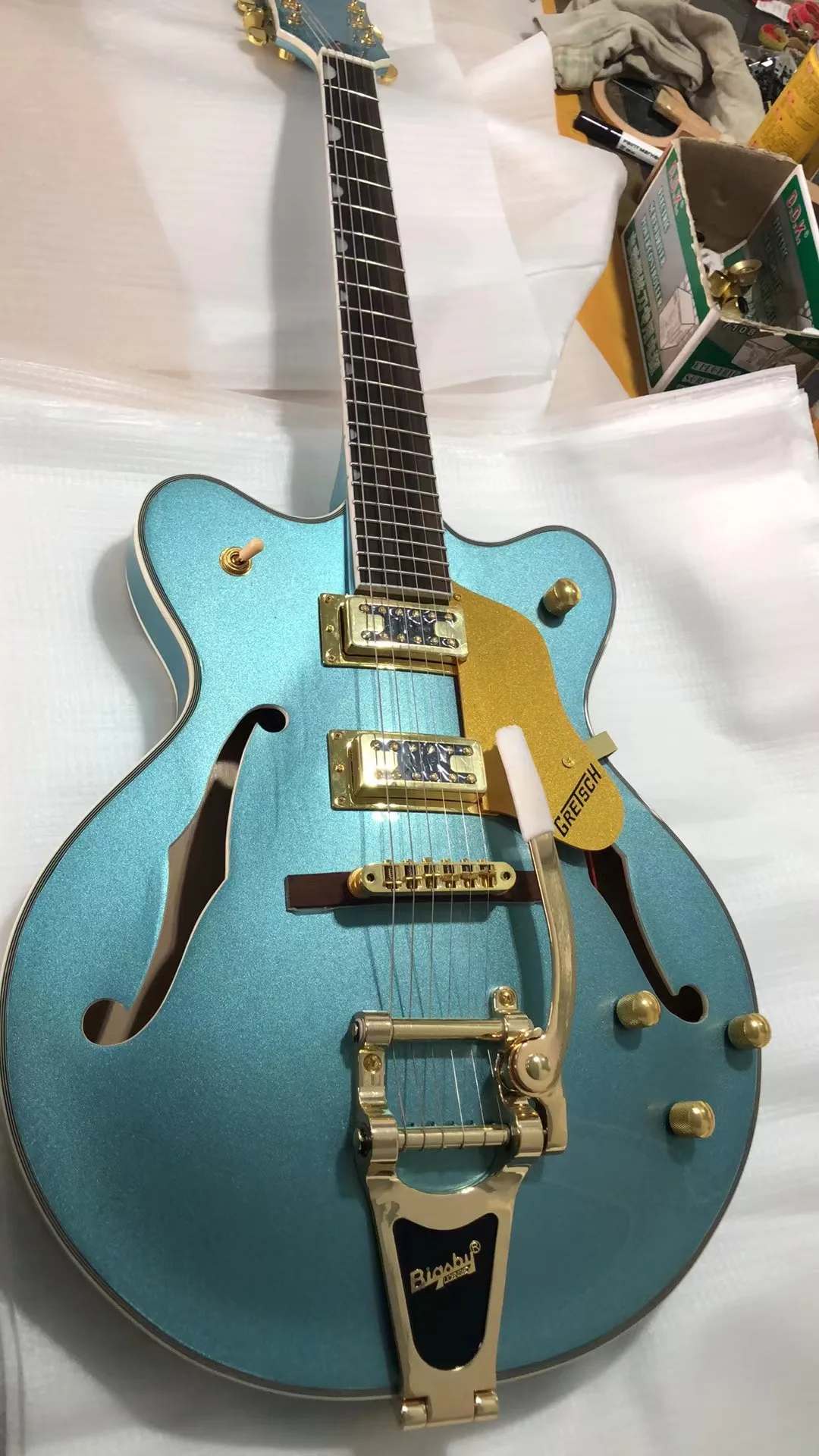 Полупустотелая 6-струнная электрическая гитара золотая фурнитура Pickguard