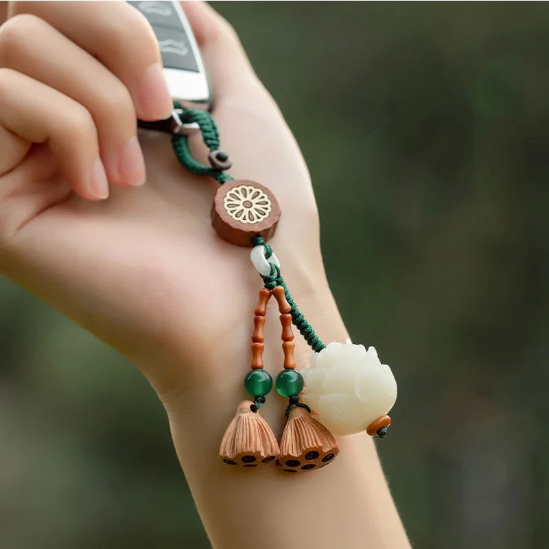 

White lotus car key chain pendant lotus seed cute exquisite mobile phone chain pendant car key hanging school bag pendant