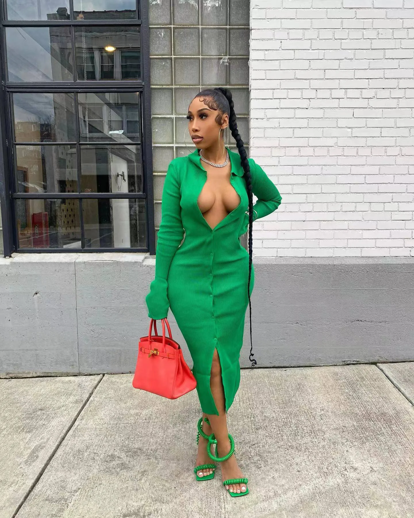 

Женское трикотажное платье-макси с разрезом, длинным рукавом