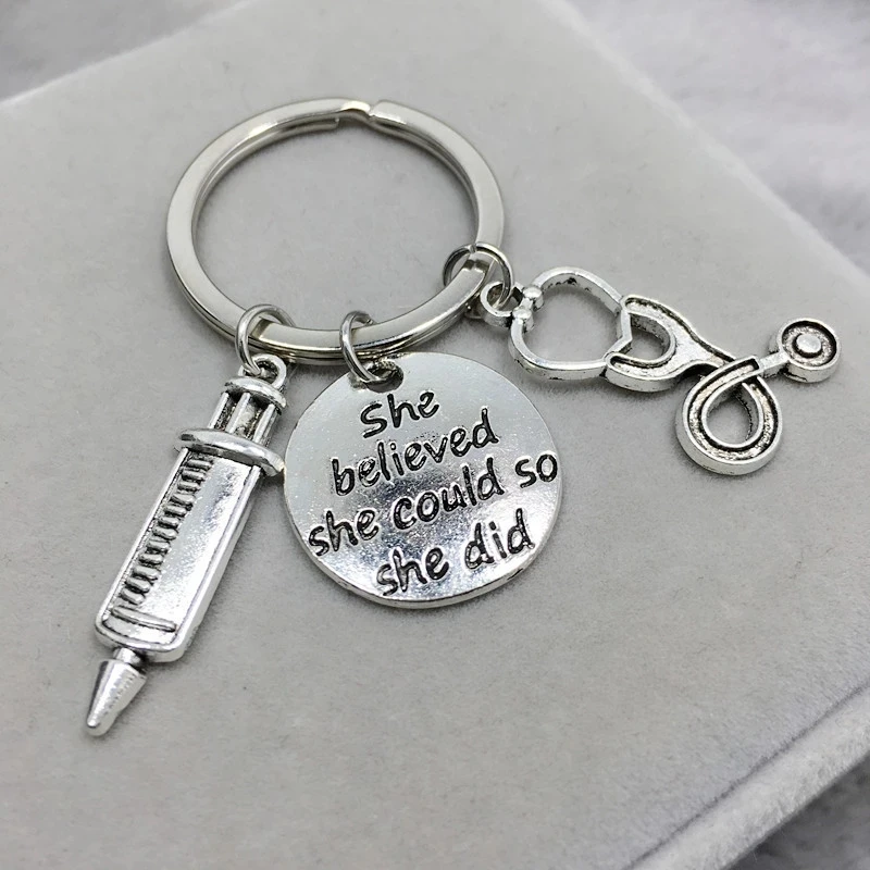 Она верила что сможет это сделать поэтому сделала модный брелок ювелирный для