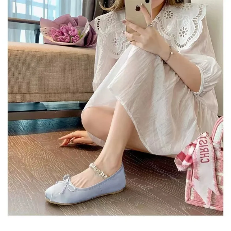 

Женские атласные туфли-балетки на плоской подошве без застежки