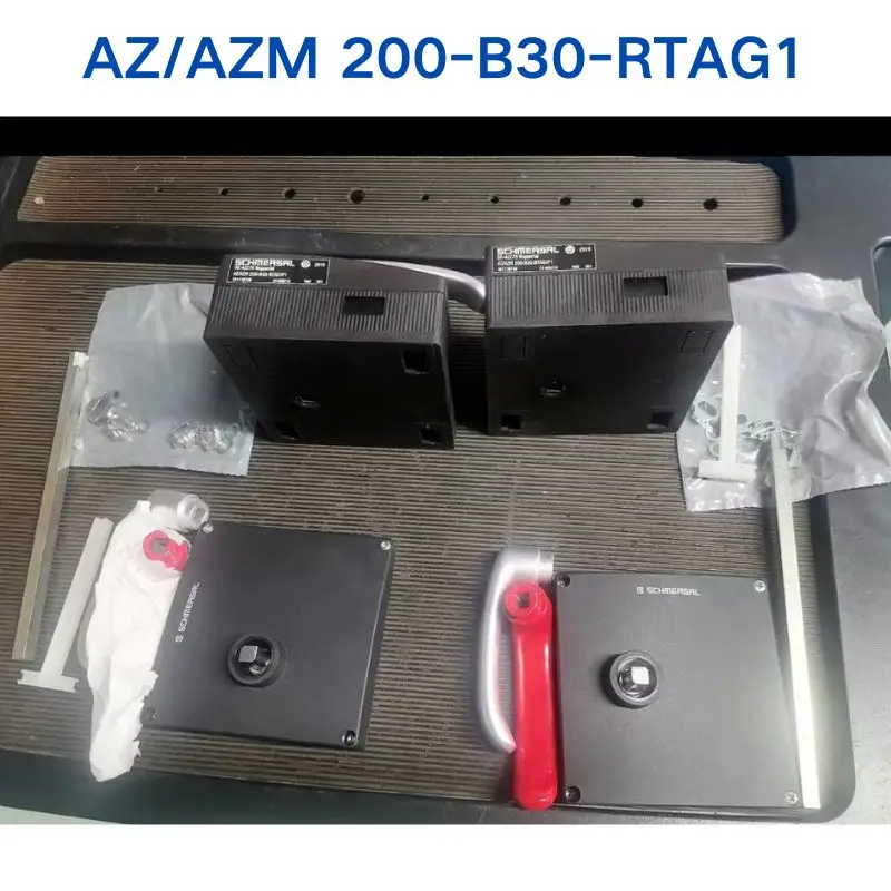 95% новый для предохранительного выключателя SCHMERSAL AZAZM 200-B30-RTAG1 (art.: 3920d2dc083d2) - 3920d2dc083d2