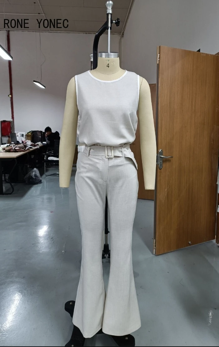 Женский комплект из топа с круглым вырезом без рукавов и брюк в рубчик карманами