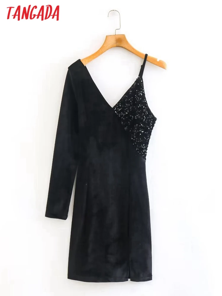 

Женское бархатное платье с открытыми плечами и бисером