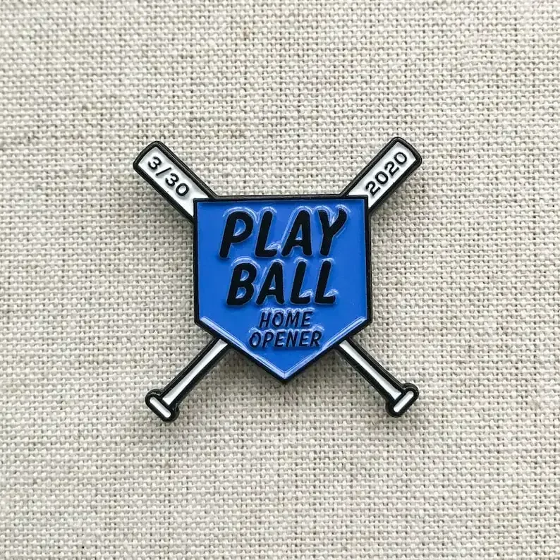 Эмалированная булавка Chicago Cubs — булавки для открывания дома Wrigley Field 2020! Соберите