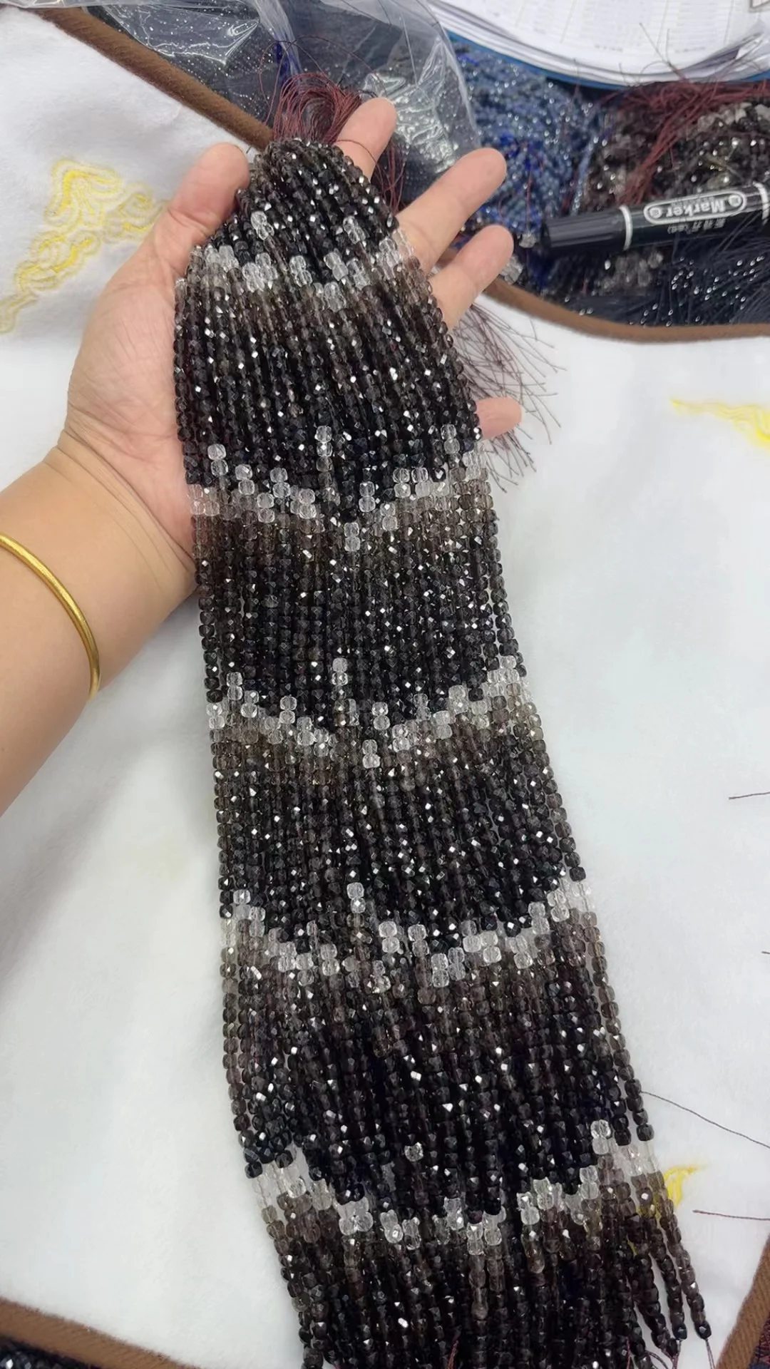 Натуральный чайный кристалл квадратной огранки длиной 38 см. Используется для