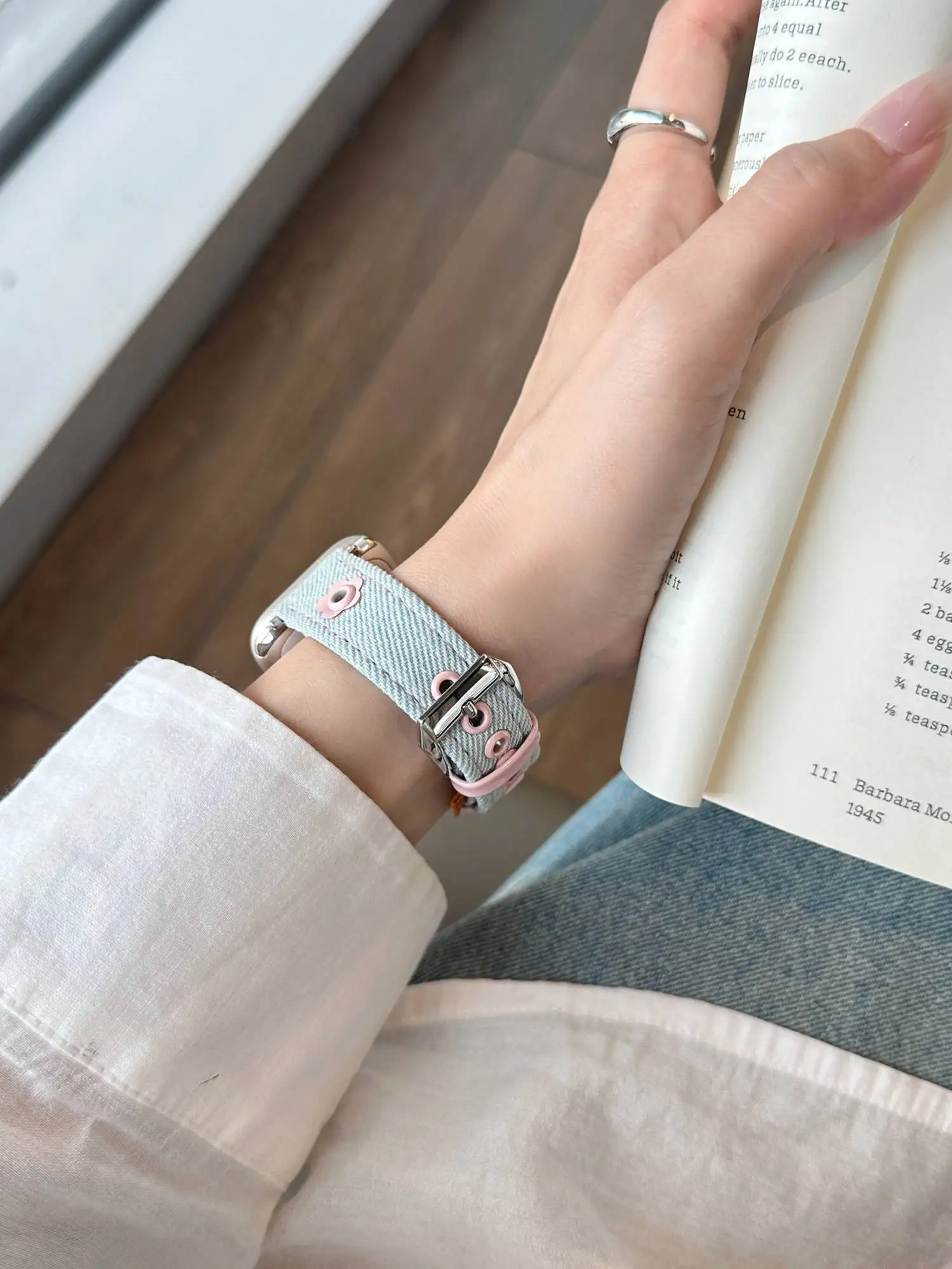 Фото Популярный кожаный ремешок с цветочным декором для Apple Watch, женский, 44 мм, 40, 45, 41, 49, 42, 38, серии 11, 10, 9, 8, SE, 7, 6, 5, 4, 3. №1