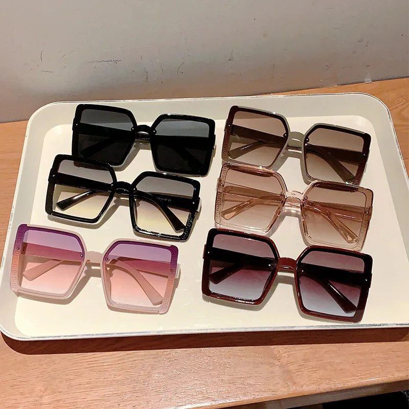 Очки солнцезащитные женские квадратные в стиле панк с защитой UV400