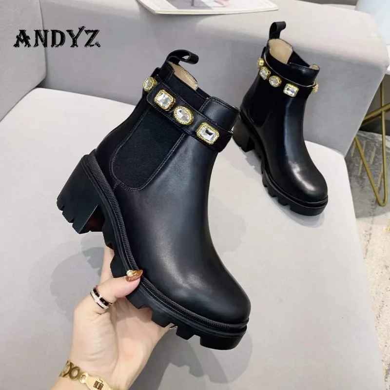 

Женские ботинки челси со стразами и бусинами, кожаные ботинки с цепочкой и украшением, зимние мотоциклетные ботинки на массивном каблуке, б...