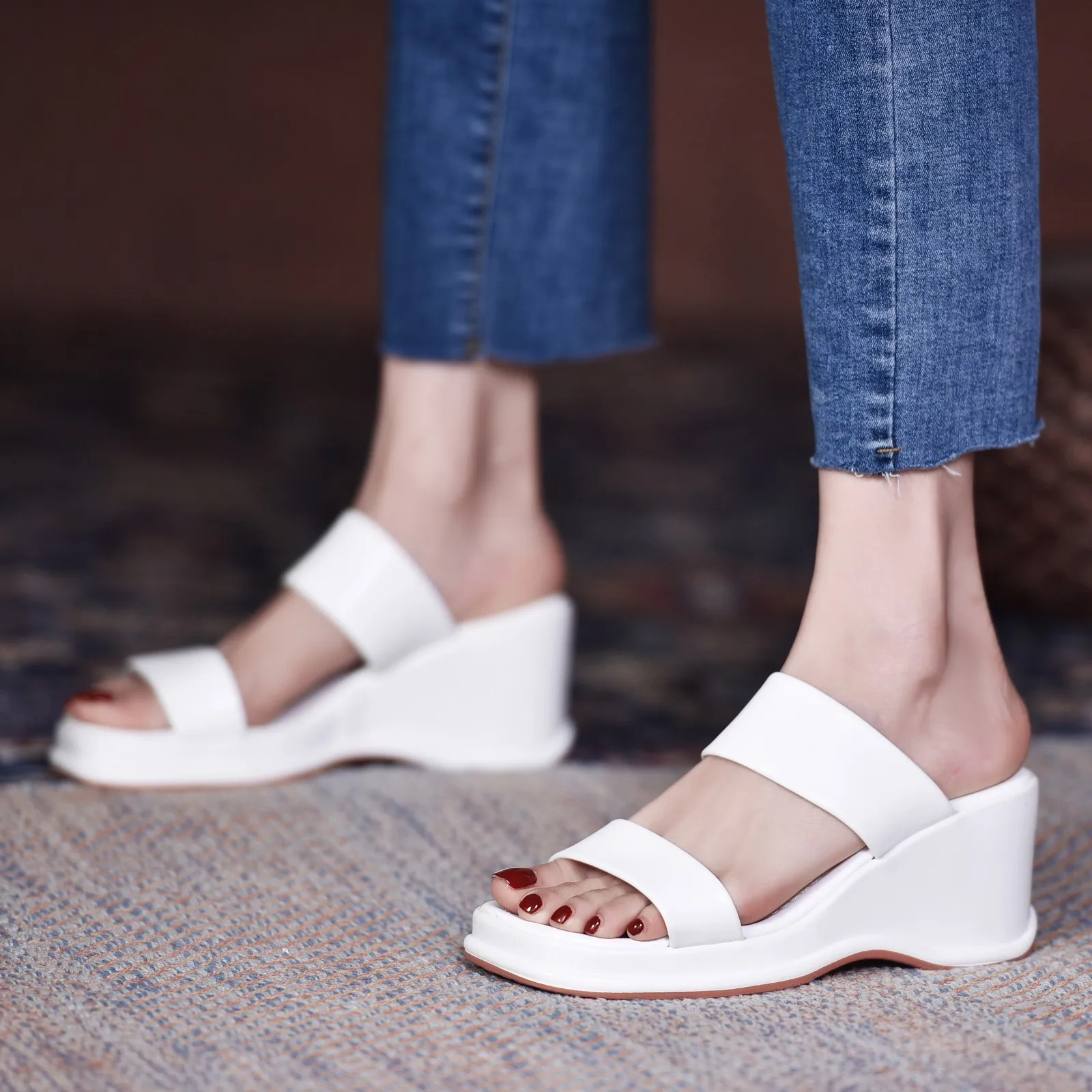 

Женские босоножки на танкетке, однотонные сандалии с открытым носком, на толстой подошве, в европейском и американском стиле, большие разме...