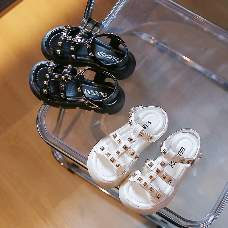 

Girls Rivet Sandals 2023 Summer Kids Roman Beach Sandals Hollow Rivet Flat Children Princess Shoes High Quality Platform Shoes