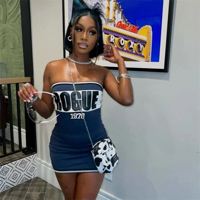 Женское платье без бретелек с буквенным принтом на бедрах сексуальные уличные