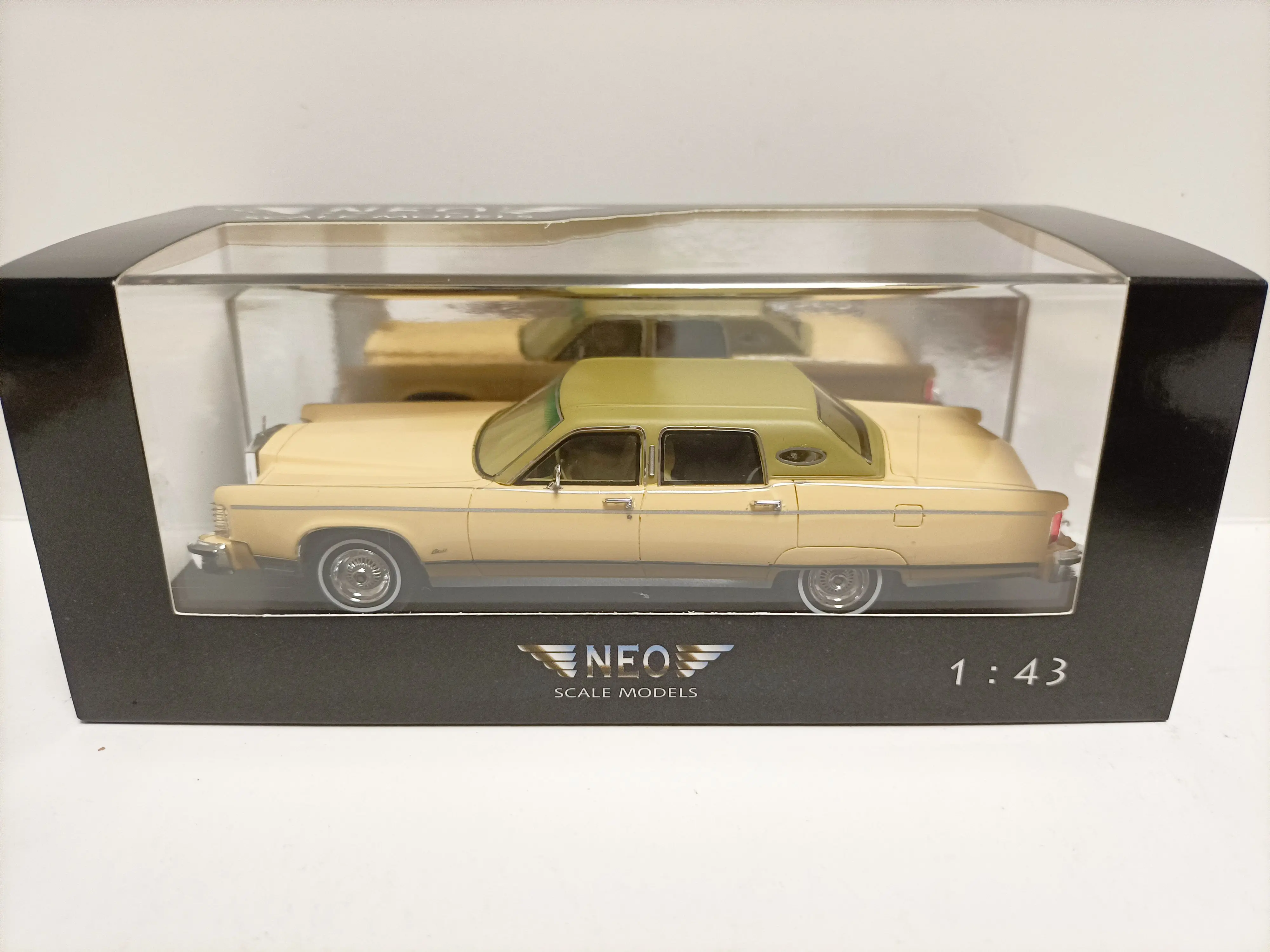 NEO 1:43 Continental Town Car 1982