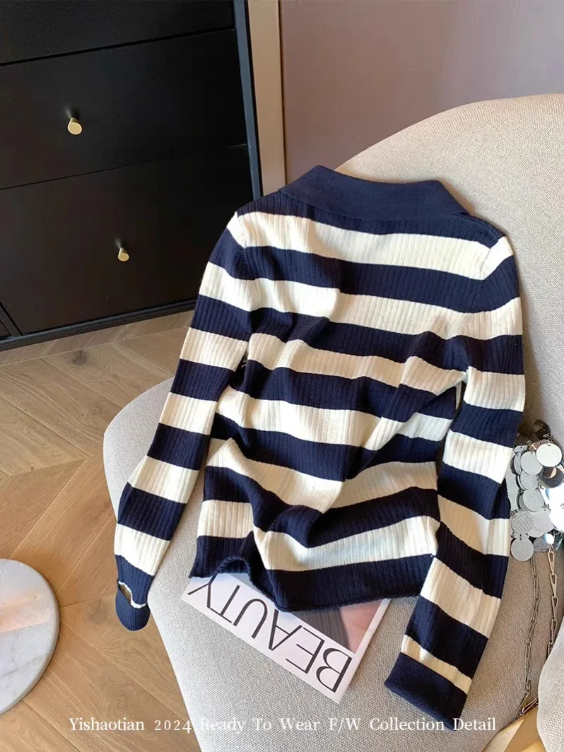 Пуловер женский трикотажный в полоску с длинным рукавом и воротником-поло