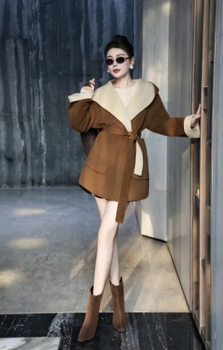 Фото 2025 Женская одежда Slim-Fit-Jacke mit Kapuze und Gürtel 1017 №3