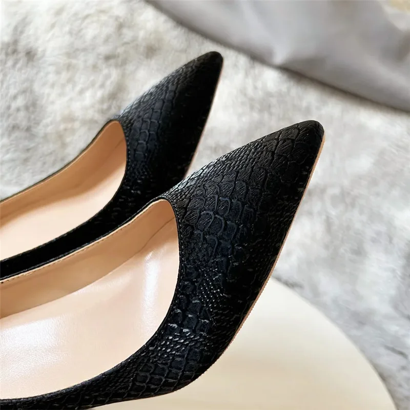 Женские туфли-лодочки с острым носком на квадратном каблуке 8 см