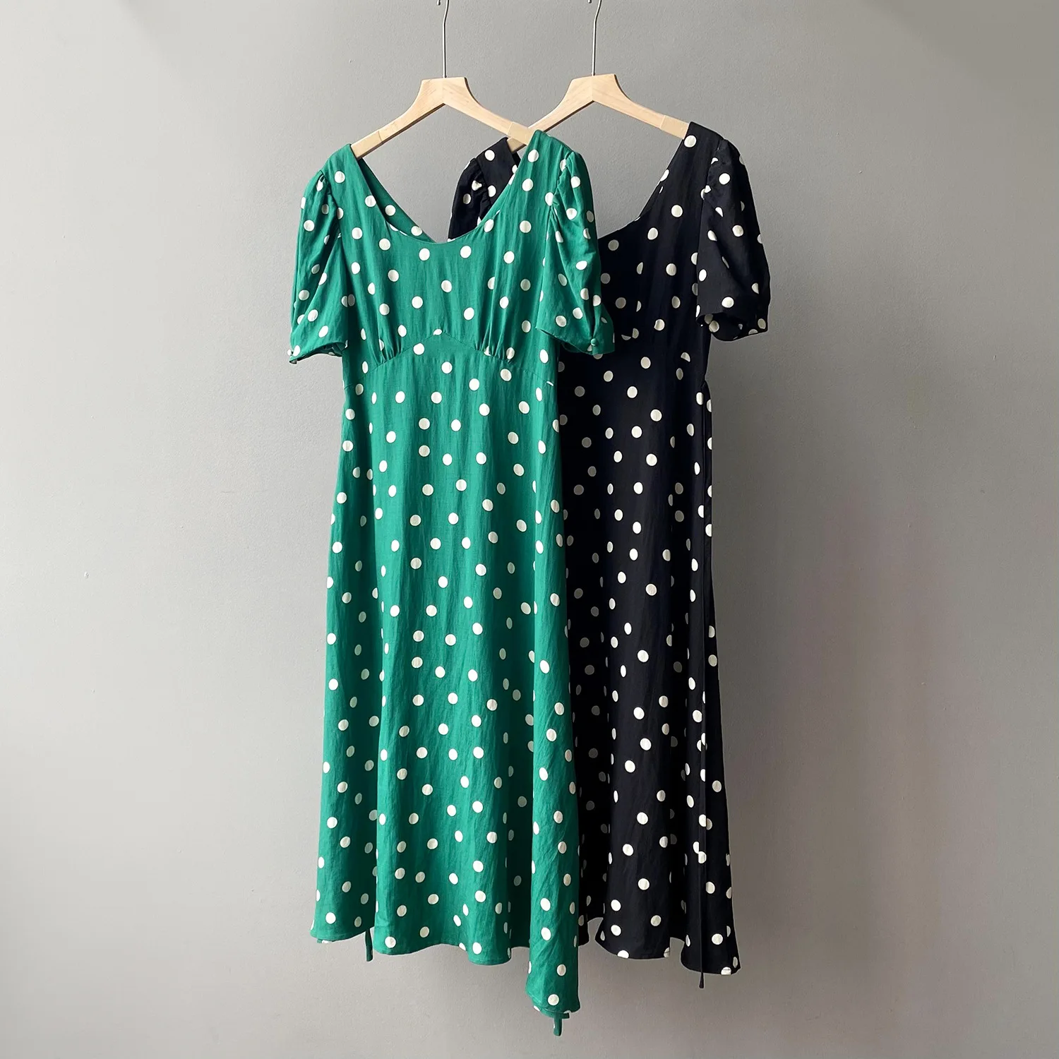 Платье женское льняное в горошек пикантное тонкое клубничное с V-образным