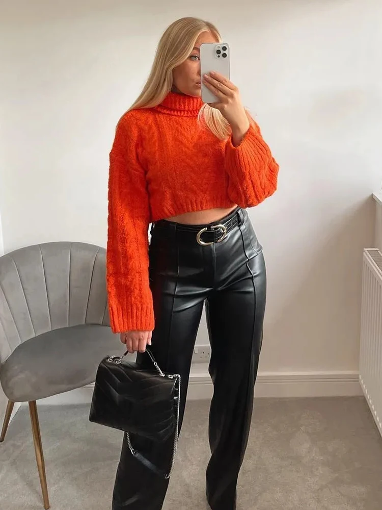 

Женский трикотажный свитер-водолазка на осень и зиму