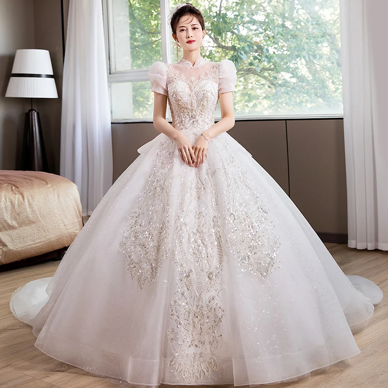 

Свадебное платье с коротким рукавом, блестками и шлейфом