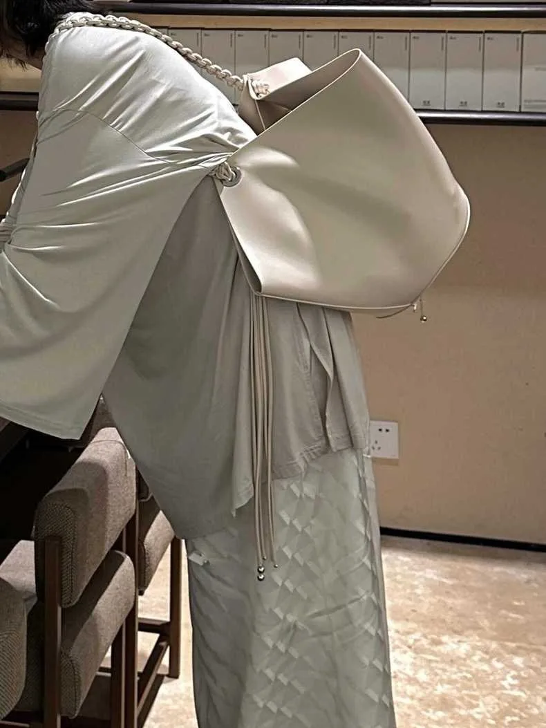 Многофункциональная женская сумка через плечо с кисточками