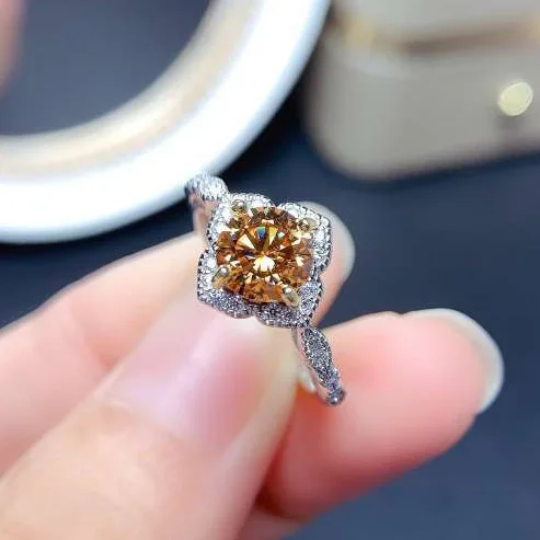 

Восемь Соединенных покрытий камнем мгновенного цвета с имитацией цвета шампанского PT950, Незамкнутое бриллиантовое кольцо с муассаном