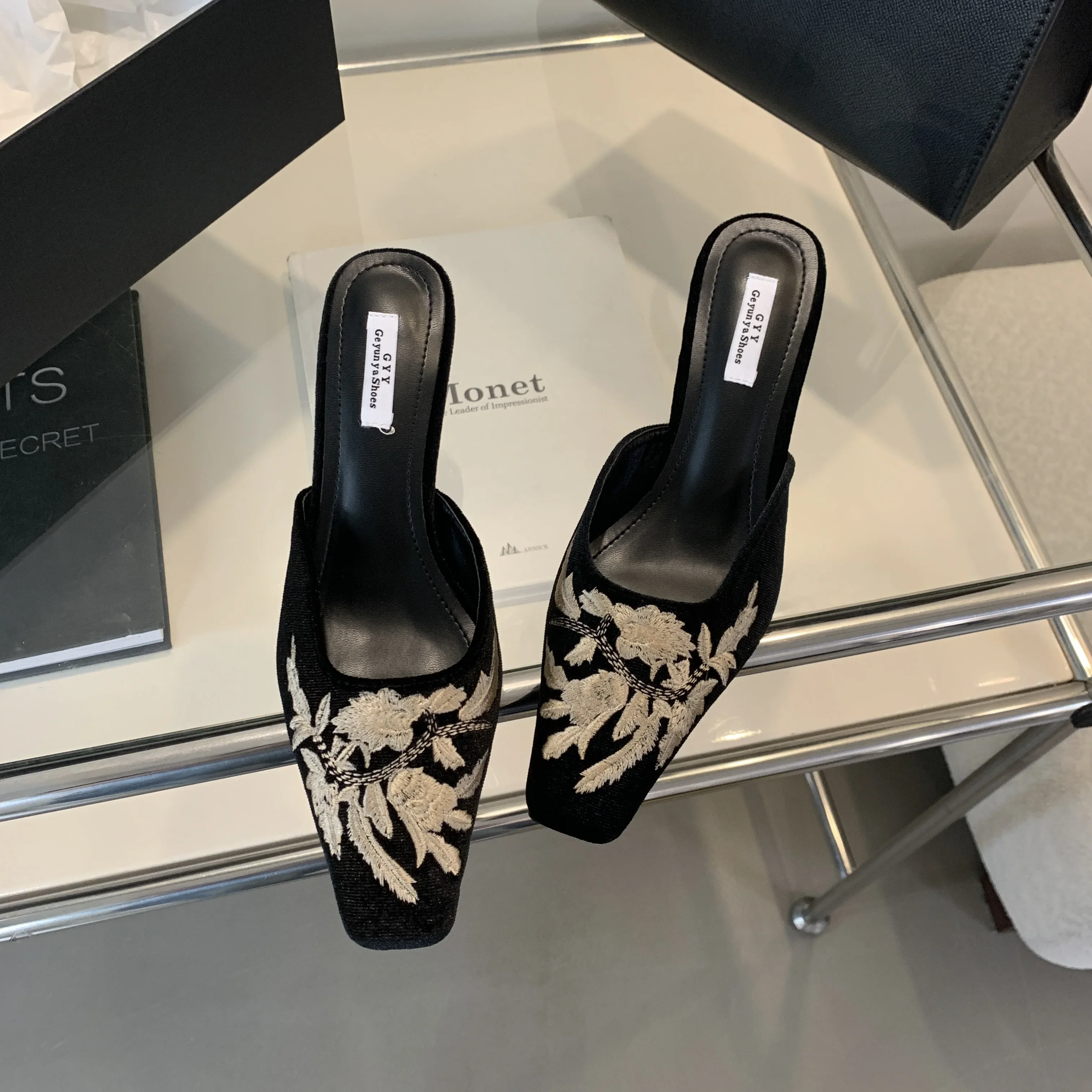 Осень 2024 модные женские замшевые тапочки на высоком каблуке с цветочной вышивкой