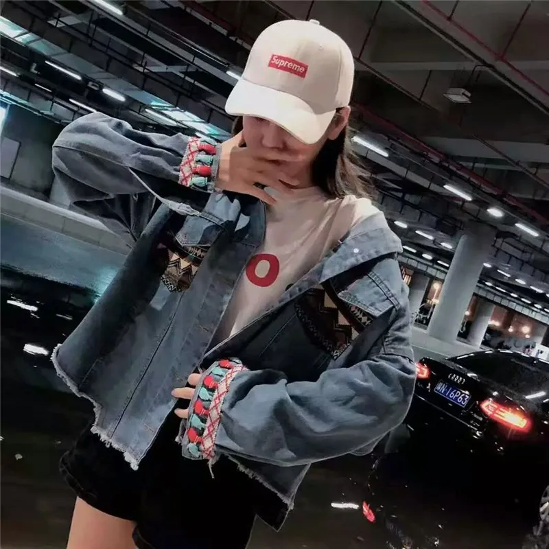 Куртка женская джинсовая с вышивкой и блестками