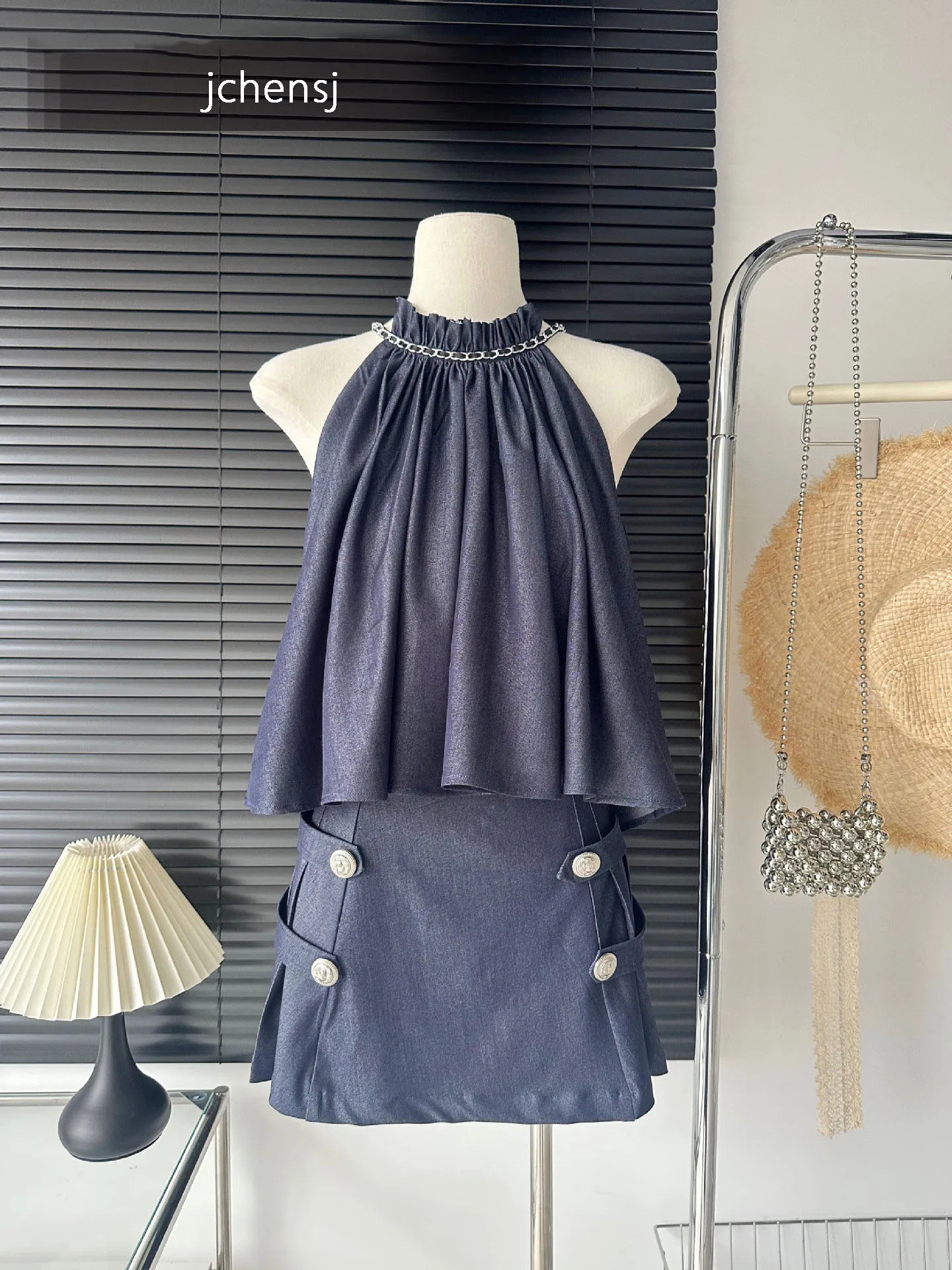 

Женский винтажный комплект из двух предметов, однотонный Свободный Топ с цепочкой и рукавом-халтер + трапециевидная плиссированная джинсовая юбка с высокой талией