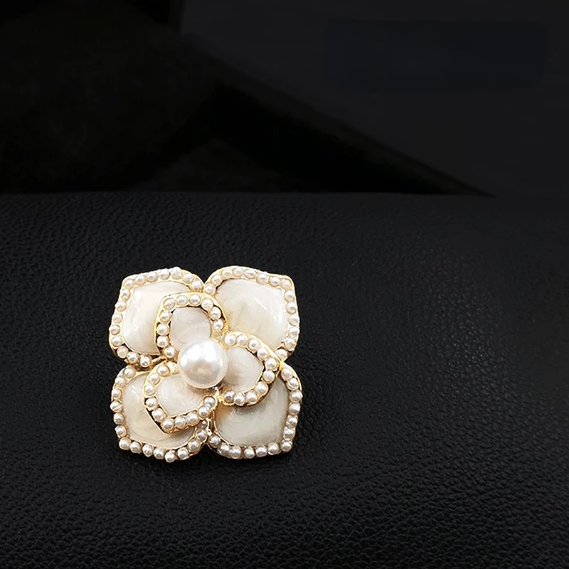 Chic Five Petal Flower Small Brooch Exquisite High-End Pearl Element Accessories Fixed Clothes Collar Pin Women Suit Jewelry Pin