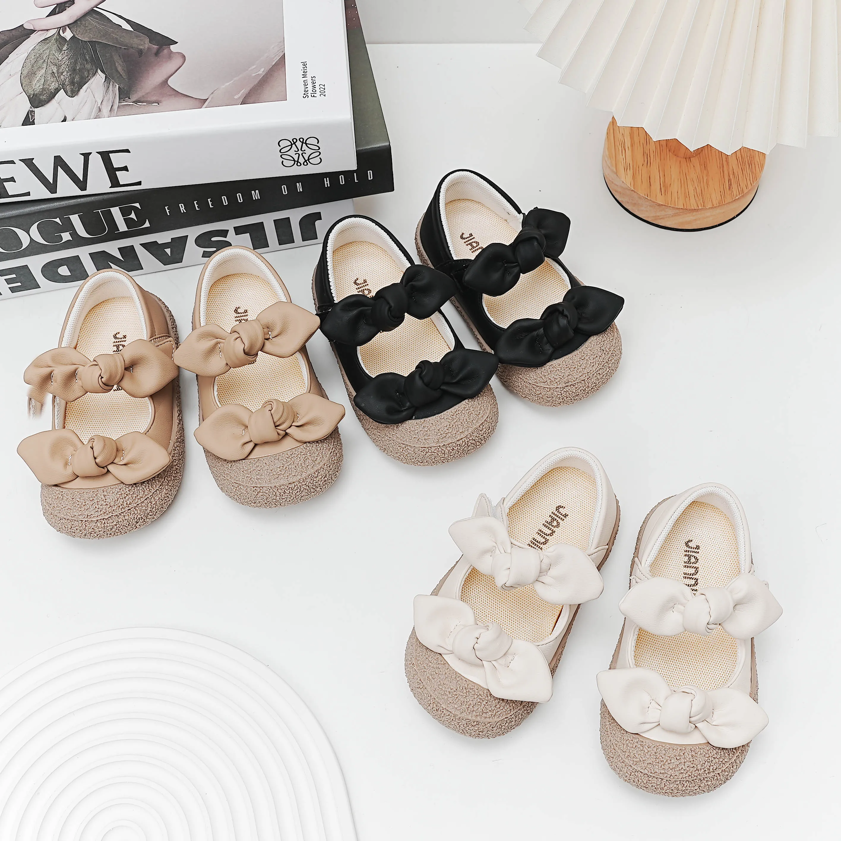 

Детская повседневная обувь, однотонная простая Летняя обувь из искусственной кожи с двойным бантом