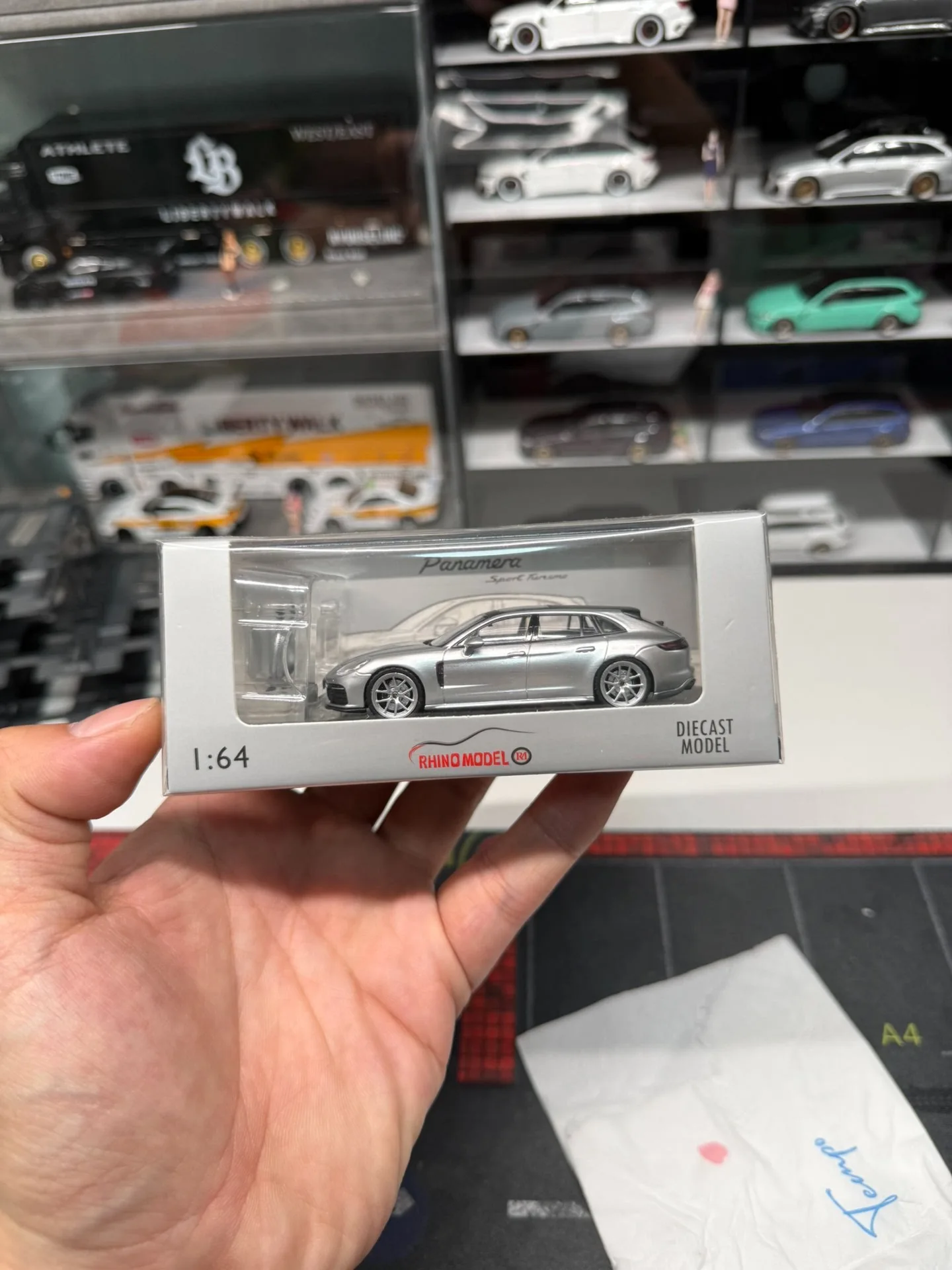 Фото Модель автомобиля Porsche Panamera Touring Edition из литого металла, масштаб 1:64, серебристого цвета. №1