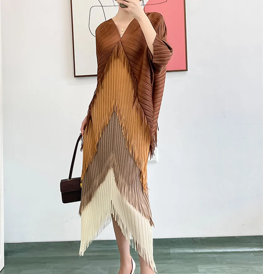 

Женское плиссированное платье миди Miyake, облегающее платье лоскутного покроя с бахромой, V-образным вырезом и рукавами «летучая мышь», с градиентным переходом цветов, лето 2023