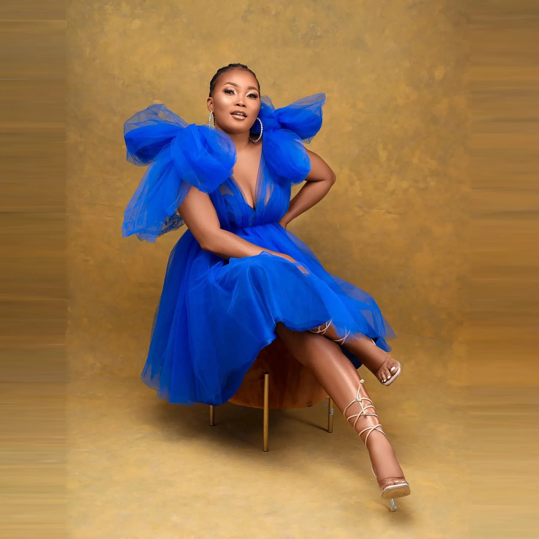 

Шикарные Короткие вечерние платья из тюля Королевского синего цвета с бантом, пышными плечами, V-образным вырезом, без рукавов, до колена, пикантные вечерние платья для выпускного вечера Aso Ebi