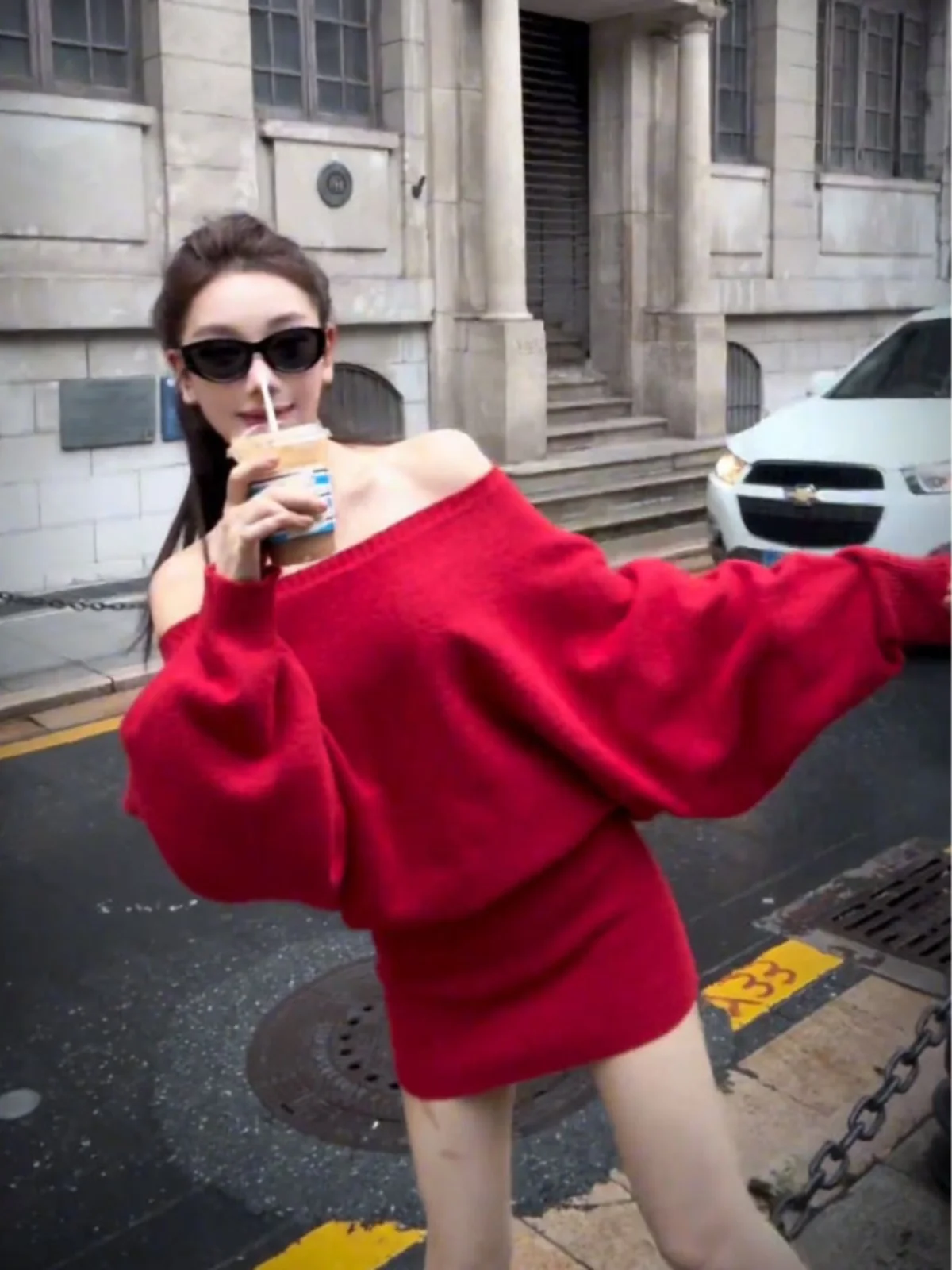 Синее платье-свитер с открытыми плечами женское осенне-зимнее трикотажное